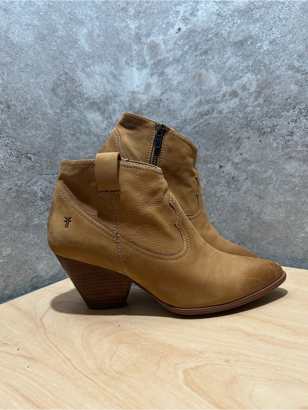 leather Frye Reina western-style ankle booties size 8